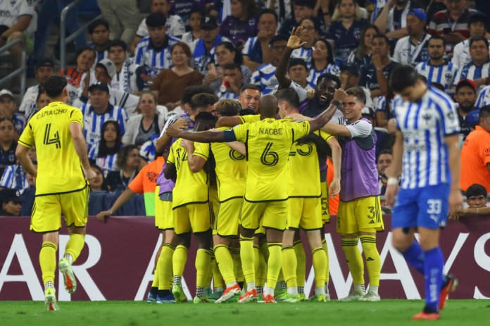 Los jugadores del Crew de Columbus felicitan al uruguayo Diego Rossi, tras un gol ante Monterrey en la vuelta de las semifinales de la Copa de Campeones de la CONCACAF, el miércoles 1 de mayo de 2024 (AP Foto/Alberto López)