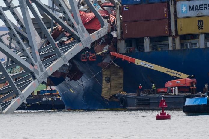 Trabajadores sacan los restos del colapsado Puente Francis Scott Key en Baltimore, Maryland. (Foto AP/Matt Rourke)