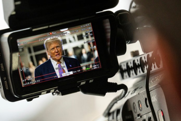 Donald Trump visto a través del visor de una cámara, en el tribunal penal de Manhattan. (Jeenah Moon/Pool Photo vía AP)