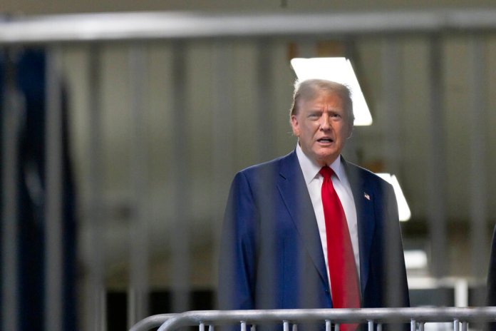 El expresidente Donald Trump afuera del tribunal en Manhattan. (Justin Lane/Pool Photo via AP)