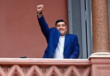 Diego Maradona saluda a la gente en la Casa Rosada, sede del gobierno de Argentina. (AP Foto/Marcos Brindicci)