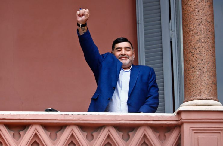 Diego Maradona saluda a la gente en la Casa Rosada, sede del gobierno de Argentina. (AP Foto/Marcos Brindicci)