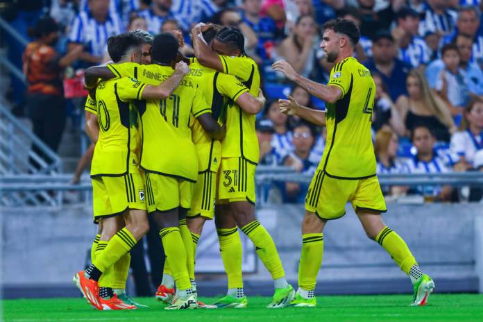 Los jugadores del Crew de Columbus felicitan a Aidan Morris tras su gol ante Monterrey en la vuelta de las semifinales de la Copa de Campeones de la CONCACAF. (AP Foto/Alberto López)