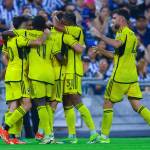Los jugadores del Crew de Columbus felicitan a Aidan Morris tras su gol ante Monterrey en la vuelta de las semifinales de la Copa de Campeones de la CONCACAF. (AP Foto/Alberto López)