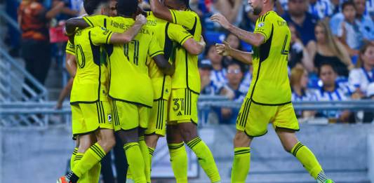 Los jugadores del Crew de Columbus felicitan a Aidan Morris tras su gol ante Monterrey en la vuelta de las semifinales de la Copa de Campeones de la CONCACAF. (AP Foto/Alberto López)