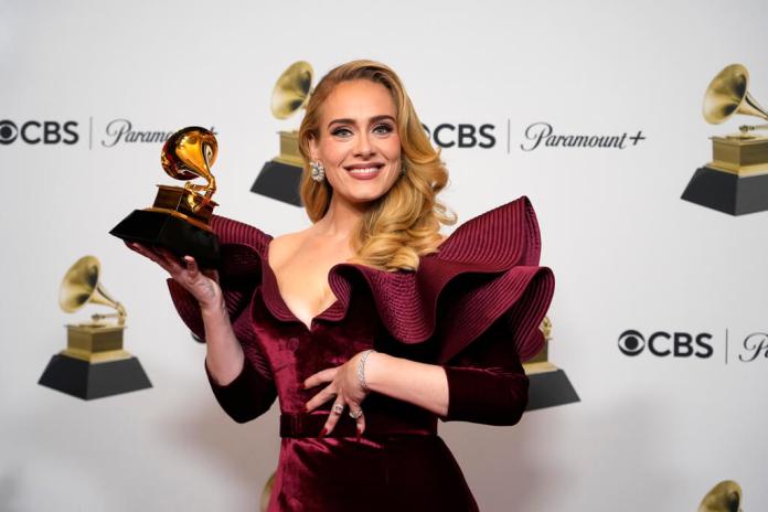 Adele, ganadora del premio a la mejor interpretación de pop solista por "Easy on Me". (Foto AP/Jae C. Hong, archivo)