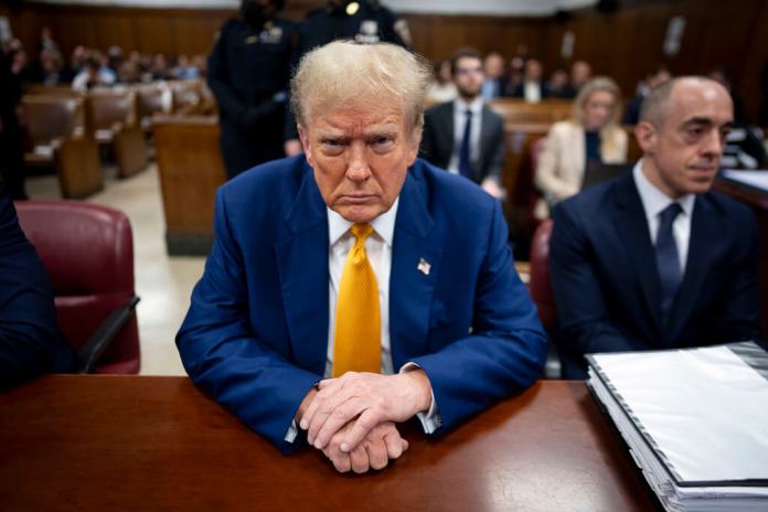 El expresidente Donald Trump aguarda el inicio de los procedimientos de su juicio en la corte penal de Manhattan. (Doug Mills/The New York Times vía AP, foto compartida)