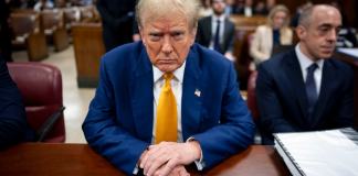 El expresidente Donald Trump aguarda el inicio de los procedimientos de su juicio en la corte penal de Manhattan. (Doug Mills/The New York Times vía AP, foto compartida)