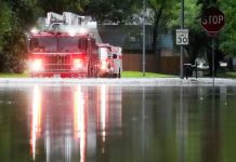 Un camión de bomberos de Houston atraviesa un camino inundado en North Woodland Hills. (Jason Fochtman/Houston Chronicle via AP)