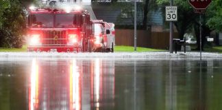 Un camión de bomberos de Houston atraviesa un camino inundado en North Woodland Hills. (Jason Fochtman/Houston Chronicle via AP)