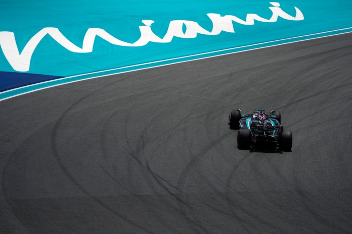 El piloto británico de Mercedes, George Russel, gira su auto durante la sesión de práctica para el Gran Premio de Miami, el viernes 3 de mayo de 2024, en Miami Gardens, Florida. Foto: Rebecca Blackwell-AP/La Hora