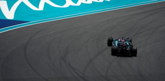 El piloto británico de Mercedes, George Russel, gira su auto durante la sesión de práctica para el Gran Premio de Miami, el viernes 3 de mayo de 2024, en Miami Gardens, Florida. Foto: Rebecca Blackwell-AP/La Hora