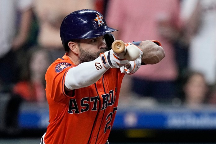 El venezolano José Altuve, de los Astros de Houston, toca la bola en la séptima entrada del juego ante los Marineros de Seattle, el viernes 3 de mayo de 2024 (AP Foto/Kevin M. Cox)