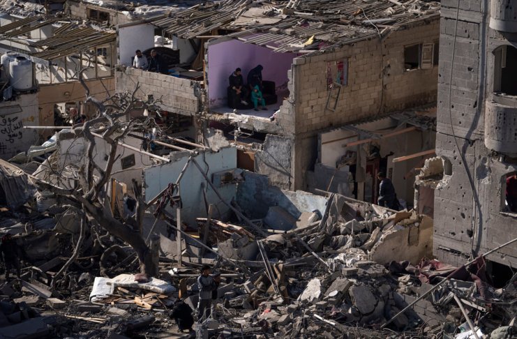 Palestinos observan la destrucción después de un ataque israelí en edificios residenciales y una mezquita en Rafah, en la Franja de Gaza. (AP Foto/Fatima Shbair, archivo)