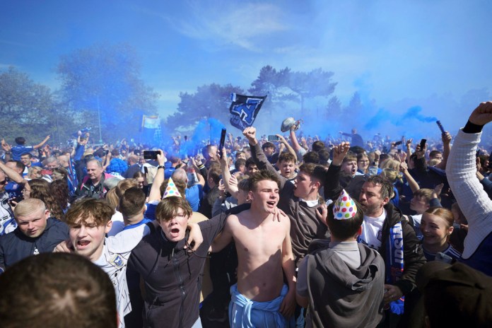 Aficionados de Ipswich Town se reúnen previo al partido de fútbol de la Championship de Inglaterra entre Ipswich Town y Huddersfield Town en el estadio Portman Road, en Ipswich, el sábado 4 de mayo de 2024. (Zac Goodwin/PA vía AP)