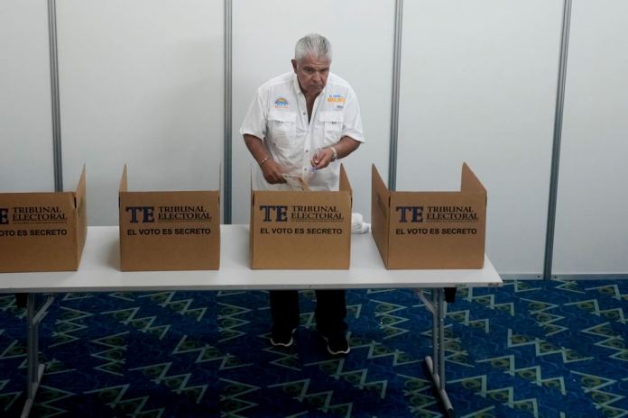 José Raúl Mulino con su voto en la mano en las elecciones generales en Ciudad de Panamá. (AP Foto/Matías Delacroix)