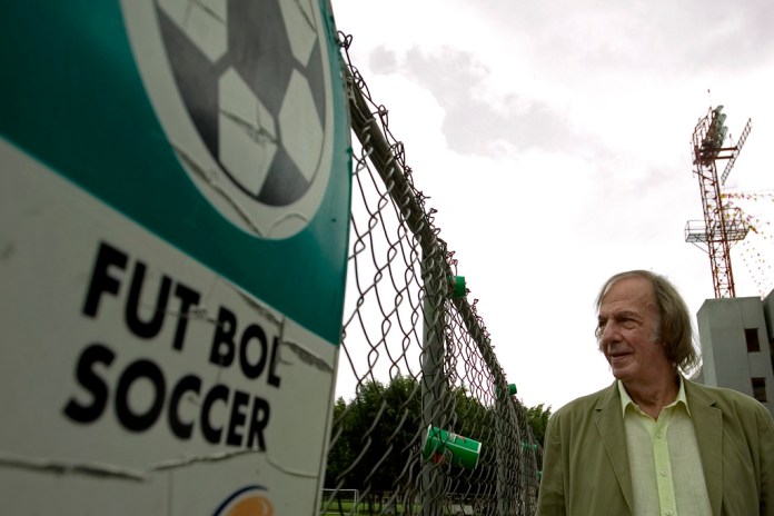 El técnico argentino César Luis Menotti en su presentación como entrenador del club mexicano Tecos, el 29 de agosto de 2007. Menotti, quien llevó a Argentina a conquistar su primera Copa Mundial en 1978, ha fallecido. Tenía 85 años. (AP Foto/Guillermo Arias)