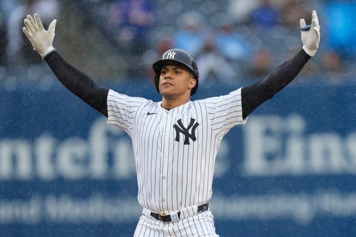 El dominicano Juan Soto de los Yankees de Nueva York reacciona luego de conectar un doble productivo de tres carreras durante el séptimo episodio del juego de béisbol ante los Tigres de Detroit en el Yankee Stadium, el domingo 5 de mayo de 2024, en Nueva York. (AP Foto/Seth Wenig)