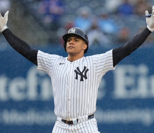El dominicano Juan Soto de los Yankees de Nueva York reacciona luego de conectar un doble productivo de tres carreras durante el séptimo episodio del juego de béisbol ante los Tigres de Detroit en el Yankee Stadium, el domingo 5 de mayo de 2024, en Nueva York. (AP Foto/Seth Wenig)