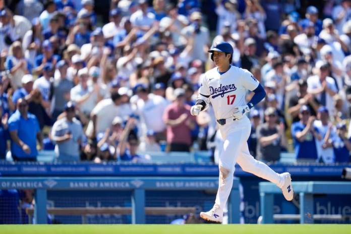 El bateador designado de los Dodgers de Los Ángeles, Shohei Ohtani, corre las bases después de conectar un jonrón durante la octava entrada de un juego de béisbol contra los Bravos de Atlanta en Los Ángeles, el domingo 5 de mayo de 2024. (Foto AP/Ashley Landis)