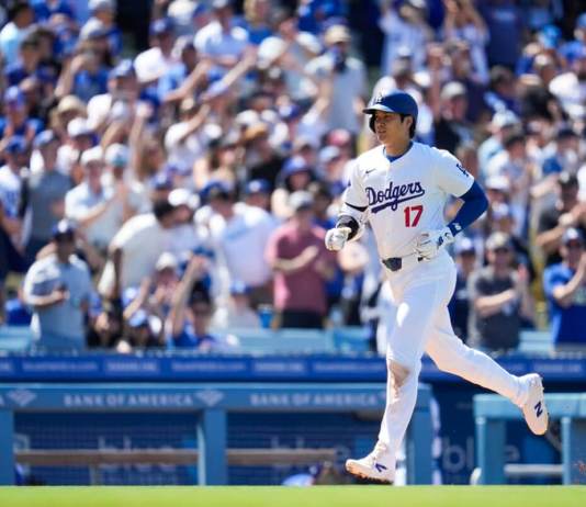 El bateador designado de los Dodgers de Los Ángeles, Shohei Ohtani, corre las bases después de conectar un jonrón durante la octava entrada de un juego de béisbol contra los Bravos de Atlanta en Los Ángeles, el domingo 5 de mayo de 2024. (Foto AP/Ashley Landis)
