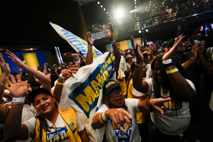 Los partidarios del candidato presidencial de Achieving Goals, José Raúl Mulino, celebran los primeros resultados de las elecciones generales después del cierre de las urnas en la ciudad de Panamá, el domingo 5 de mayo de 2024. (Foto AP/Matías Delacroix)