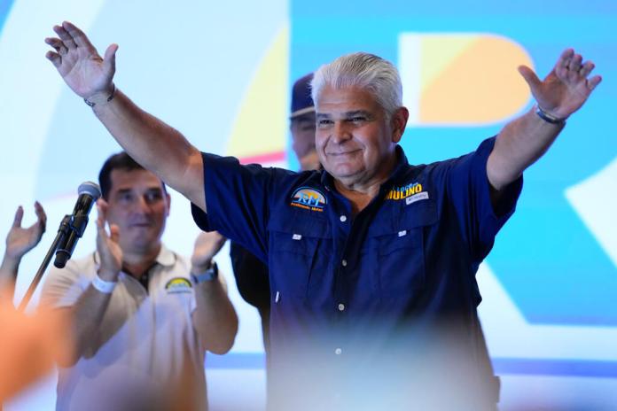 El candidato presidencial de Realizando Metas, José Raúl Mulino, celebra tras ganar las elecciones generales. (AP Foto/Matías Delacroix)