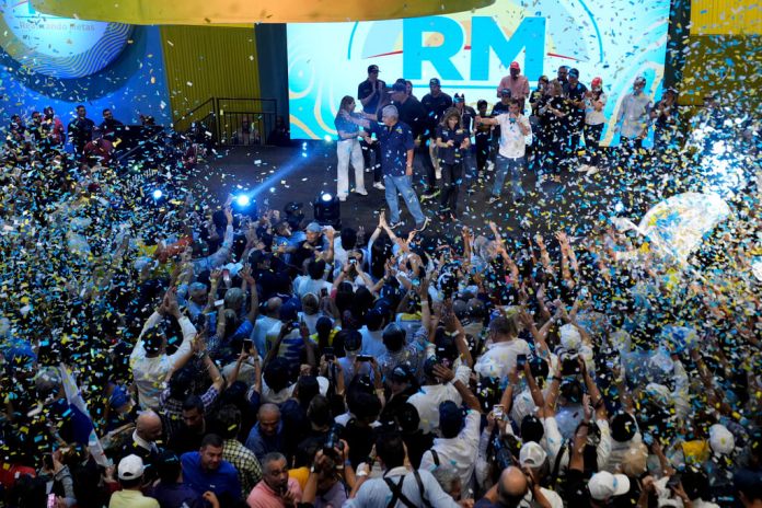 José Raúl Mulino saluda a sus simpatizantes tras ganar las elecciones generales, en Ciudad de Panamá. (AP Foto/Matías Delacroix)