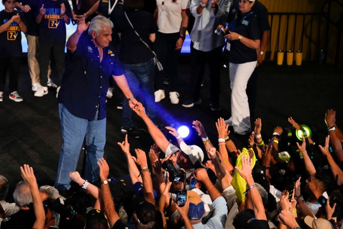 El candidato presidencial José Raúl Mulino, del partido Alcanzando Metas, se toma de la mano de un partidario después de ganar el día de las elecciones generales en la Ciudad de Panamá, el domingo 5 de mayo de 2024. (Foto AP/Matías Delacroix)
