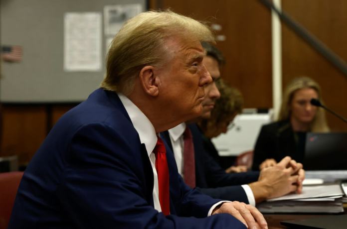 El expresidente Donald Trump espera el inicio de su juicio penal en el tribunal penal de Manhattan, en Nueva York. (Peter Foley/Pool Photo vía AP)