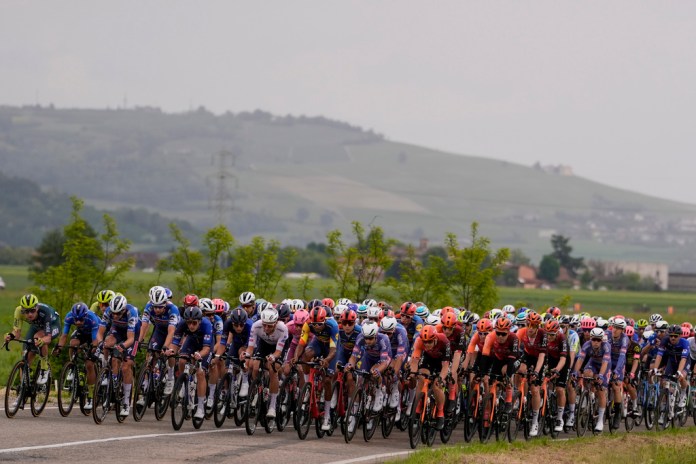 Los ciclistas compiten durante la tercera etapa del Giro de Italia de Novara a Fossano, Italia, el 6 de mayo de 2024. (Foto de Fabio Ferrari/LaPresse vía AP)