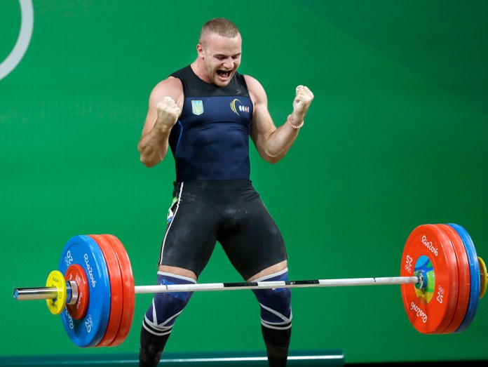 ARCHIVO - El ucruniano Oleksandr Pielieshenko tras completar un alzamiento en la división de 85 kg de la halterofilia de los Juegos Olímpicos de Río de Janeiro, el 12 de agosto de 2016. El Comité Olímpico de Ucrania ha informado que Pielieshenko ha fallecido en el frente de la guerra en Ucrania. (AP Foto/Mike Groll)