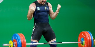 ARCHIVO - El ucruniano Oleksandr Pielieshenko tras completar un alzamiento en la división de 85 kg de la halterofilia de los Juegos Olímpicos de Río de Janeiro, el 12 de agosto de 2016. El Comité Olímpico de Ucrania ha informado que Pielieshenko ha fallecido en el frente de la guerra en Ucrania. (AP Foto/Mike Groll)