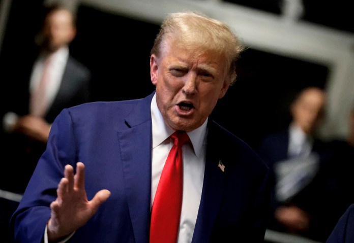 El expresidente Donald Trump habla con los periodistas después de salir de la corte. (Peter Foley/Pool Photo vía AP)