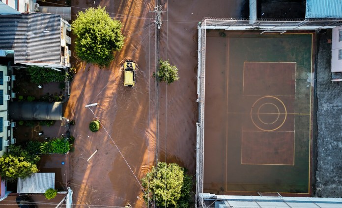 Vista aérea de zona inundada por las inclementes lluvias en Porto Alegre, estadio de Rio Grande do Sul, Brasil. (AP Foto/Carlos Macedo)