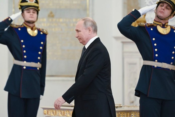 El presidente de Rusia, Vladímir Putin, llega a una ceremonia de entrega de medallas. (Sergei Guneyev, Sputnik, Kremlin Pool Foto vía AP, archivo)