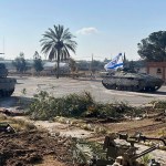 Un tanque con una bandera israelí entra al lado gazatí del paso fronterizo de Rafah. (Fuerzas de Defensa de Israel vía AP)