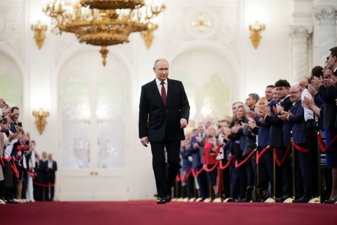 Vladímir Putin camina hacia el lugar donde tomará posesión como presidente Rusia. (AP Foto/Alexander Zemlianichenko, Pool)