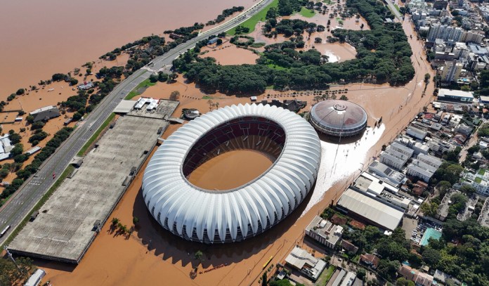 El estadio Beira Rio inundado después de fuertes lluvias en Porto Alegre. (Foto AP/Carlos Macedo)