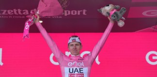 El esloveno Tadej Pogacar porta el maillot rosa de líder general y celebra al final de la cuarta etapa entre Acqui Terme y Andora del Giro de Italia el martes 7 de mayo del 2024. (Gianmattia D'Alberto/LaPresse via AP)