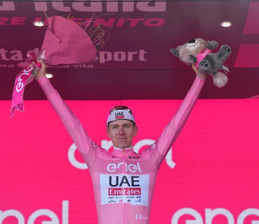 El esloveno Tadej Pogacar porta el maillot rosa de líder general y celebra al final de la cuarta etapa entre Acqui Terme y Andora del Giro de Italia el martes 7 de mayo del 2024. (Gianmattia D'Alberto/LaPresse via AP)