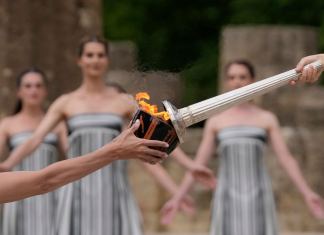 La actriz Mary Mina, como la alta sacerdotisa, prende la antorcha durante la ceremonia para los Juegos Olímpicos de París en Olimpia Antigua, Grecia. (AP Foto/Thanassis Stavrakis)