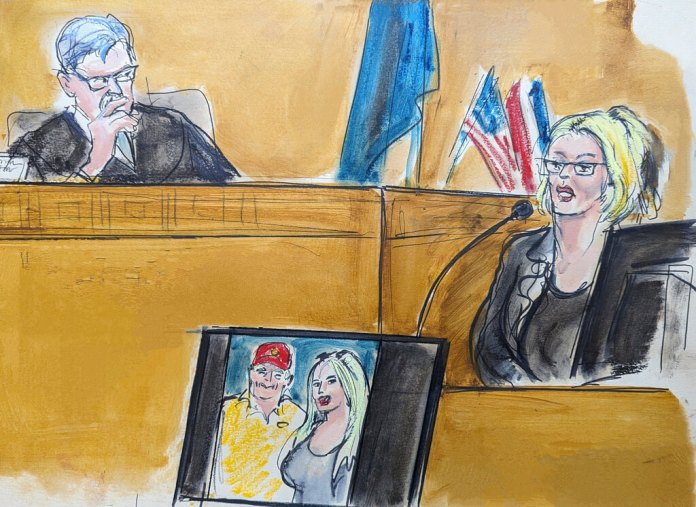 Stormy Daniels testifica en el estrado mientras el juez Juan Merchan observa. (Elizabeth Williams vía AP)
