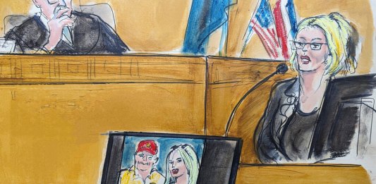 Stormy Daniels testifica en el estrado mientras el juez Juan Merchan observa. (Elizabeth Williams vía AP)