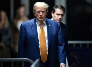 El expresidente Donald Trump, seguido por su abogado Todd Blanche, se dirige a hablar con la prensa. (Win McNamee/Pool Photo vía AP)