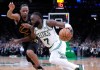 El guardia de los Boston Celtics, Jaylen Brown (7), conduce hacia la canasta contra el delantero de los Cleveland Cavaliers, Isaac Okoro, durante la segunda mitad del Juego 1 de una serie de playoffs de segunda ronda de baloncesto de la NBA el martes 7 de mayo de 2024 en Boston. (Foto AP/Charles Krupa)