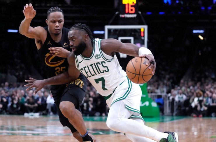 El guardia de los Boston Celtics, Jaylen Brown (7), conduce hacia la canasta contra el delantero de los Cleveland Cavaliers, Isaac Okoro, durante la segunda mitad del Juego 1 de una serie de playoffs de segunda ronda de baloncesto de la NBA el martes 7 de mayo de 2024 en Boston. (Foto AP/Charles Krupa)