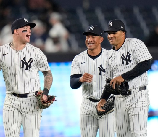 Alex Verdugo, de los Yankees de Nueva York, a la izquierda, celebra con Jahmai Jones, al centro, y Trent Grisham, a la derecha, después de un partido de béisbol contra los Astros de Houston, el martes 7 de mayo de 2024, en Nueva York. Los Yankees ganaron 10-3. (AP Foto/Frank Franklin II)