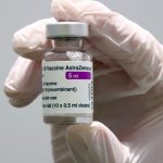 El personal médico prepara una vacuna contra el coronavirus de AstraZeneca. (Foto AP/Matthias Schrader, ARCHIVO)