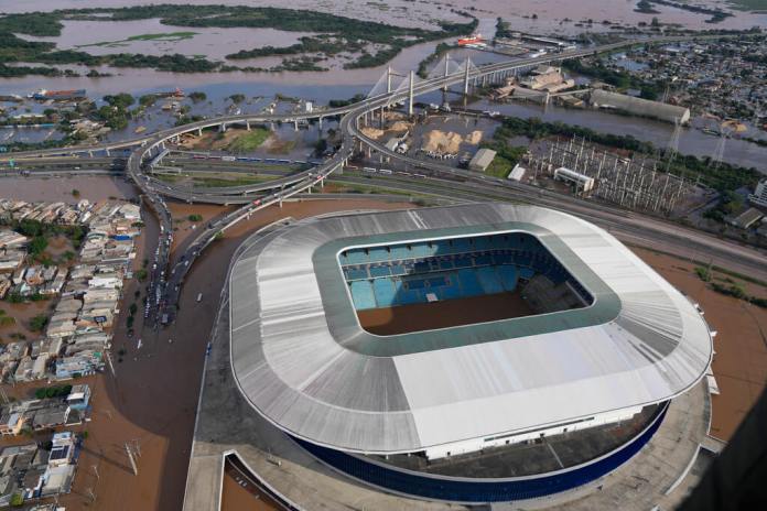 La Arena Gremio y los alrededores inundados tras fuertes lluvias en el sur de Brasil. (AP Photo/Andre Penner)